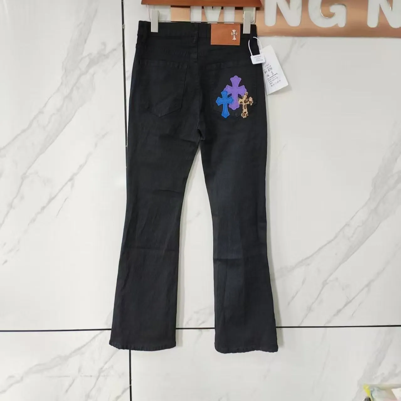 P176 Style No. Cc928 Chrome hearts high street patch jeans Chrome hearts vibe style versatile jeans are the most popular high street style at the moment. Made of beaded canvas fabric, heavy washing makes the upper body of the fabric more textured and the pants are tall and straight! The three-dimensional cutting of the whole trousers is a masterpiece! The beaded canvas fabric is thick and soft after washing. It has good breathability. Customized small leather label. Unique design. The details are in place, simple and elegant, and the workmanship is exquisite. The entire trousers are neatly routed and the details are in place! It’s so cool. It’s a genderless trend that both men and women can easily control. Color: Picture color. Sizes M-XXL